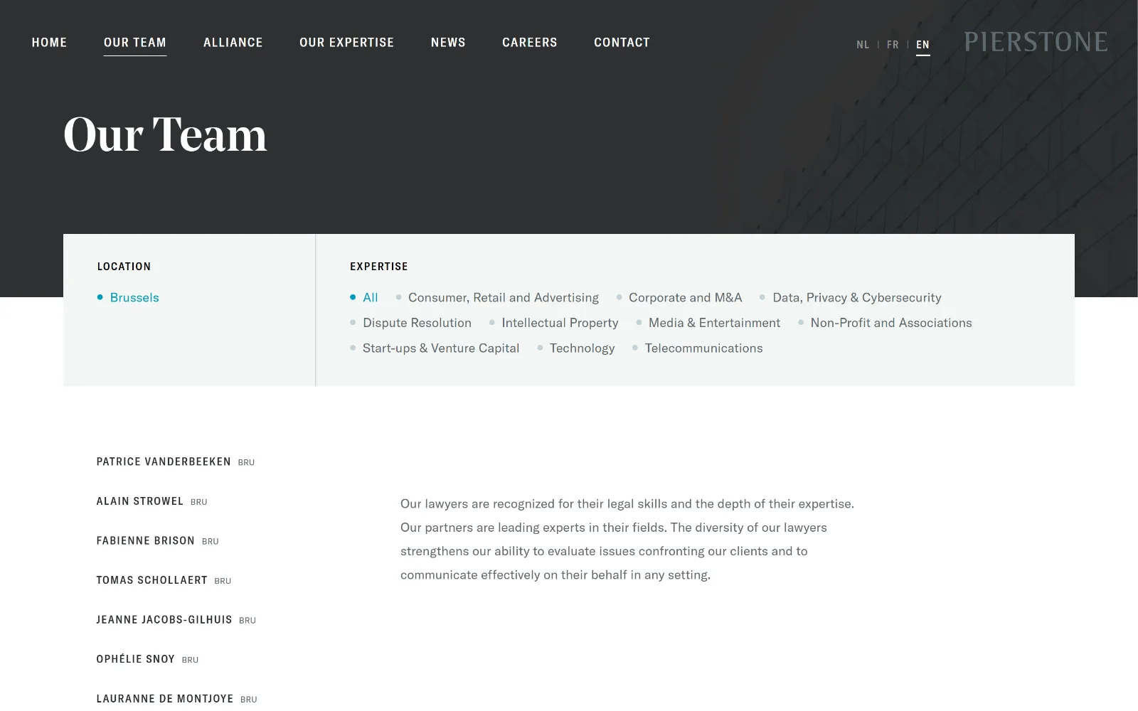 Teampagina op desktop: filters op locatie en expertise, met de lijst advocaten eronder.